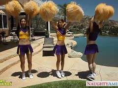 Cheerleaderin mit süßen Minititten outdoor gefickt