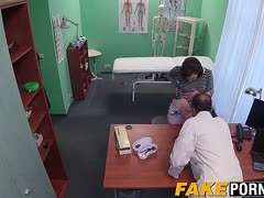 Herr Doktor rasiert die Fotze seiner Patientin