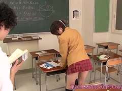 Asia Schulmädchen bläst den Minipimmel ihres Lehrers