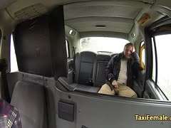 Sexy Taxifahrerin lutscht ihrem Fahrgast den BBC