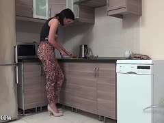 Blonde vollbusige Hausfrau masturbiert in der Küche