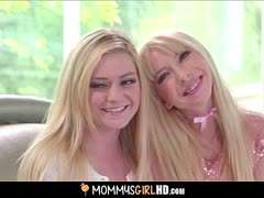 Stiefmama hilft dem blonden Girl beim Lesbenorgasmus Stiefmama hilft dem blonden Girl beim Lesbenorgasmus