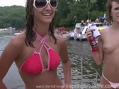 Betrunkene Partygirls zeigen ihre mini Titten