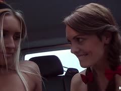 Geile Lesben lecken sich im Auto